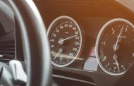 Kodėl vairuojant automobilį svarbu laikytis saugaus važiavimo greičio?